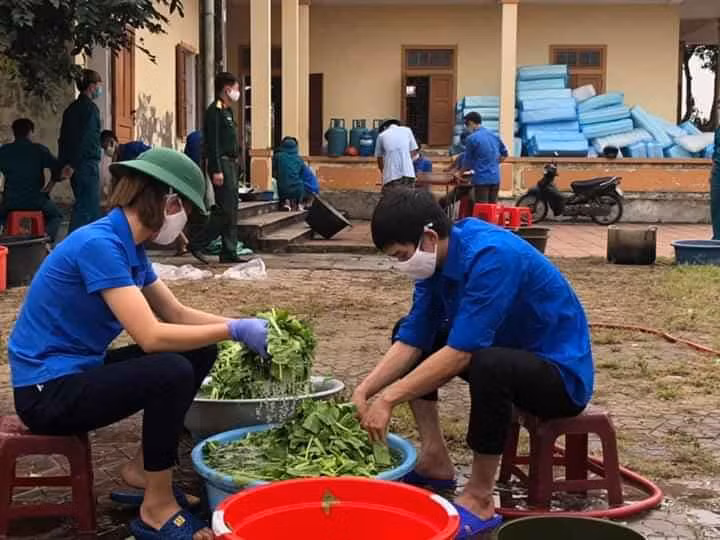 Người dân thâu đêm đỏ lửa luộc bánh chưng gửi vào khu cách ly tập trung ảnh 11