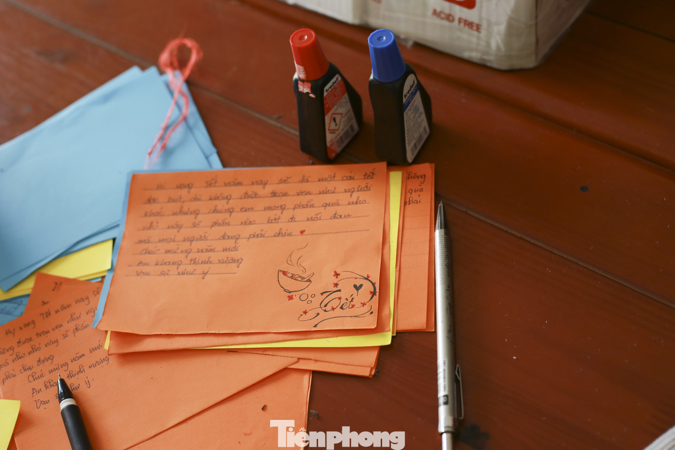 Học sinh Nghệ An mang hương vị tết đến với bệnh nhân nghèo ảnh 12