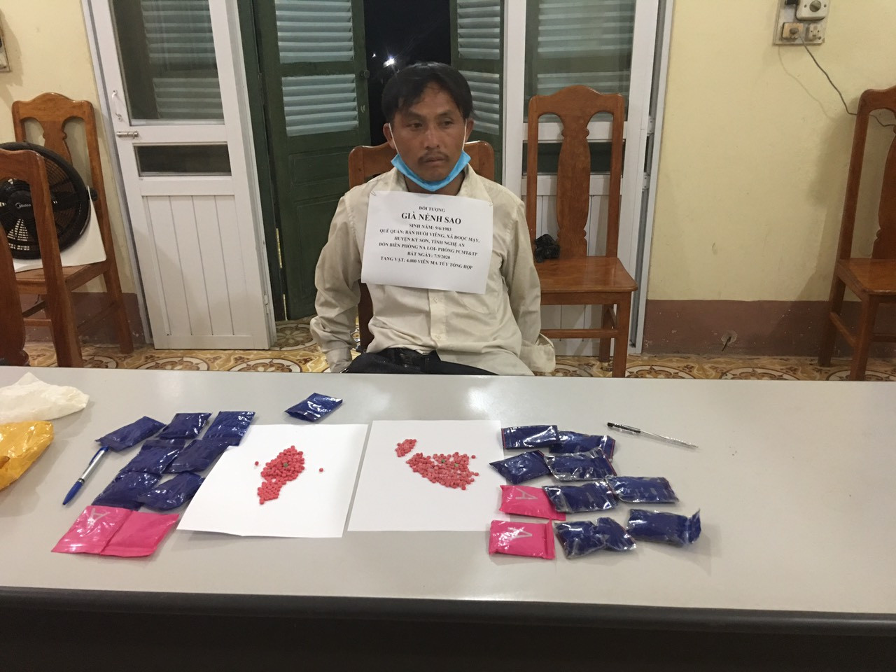 Bắt quả tang đối tượng đang vận chuyển hàng nghìn viên ma túy đi tiêu thụ ảnh 1