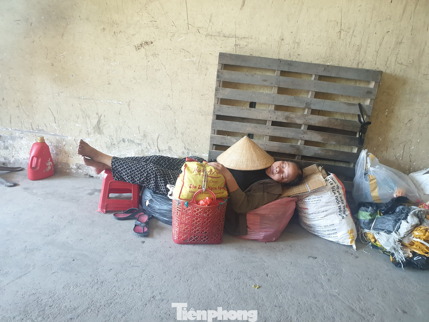 Trời 'đổ lửa', lao động sõng soài trên nền chợ đầu mối lớn nhất Bắc Trung Bộ ảnh 4