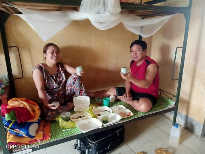 Người dân thâu đêm đỏ lửa luộc bánh chưng gửi vào khu cách ly tập trung ảnh 14