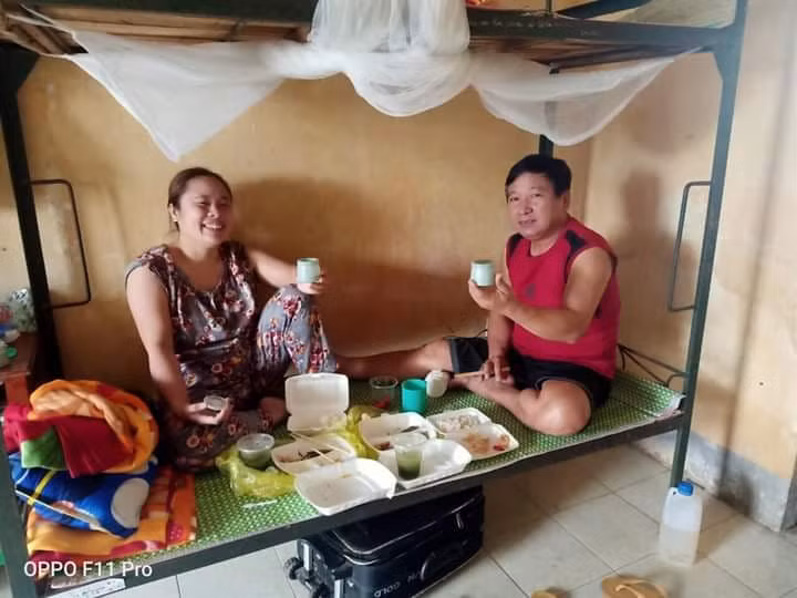 Người dân thâu đêm đỏ lửa luộc bánh chưng gửi vào khu cách ly tập trung ảnh 14