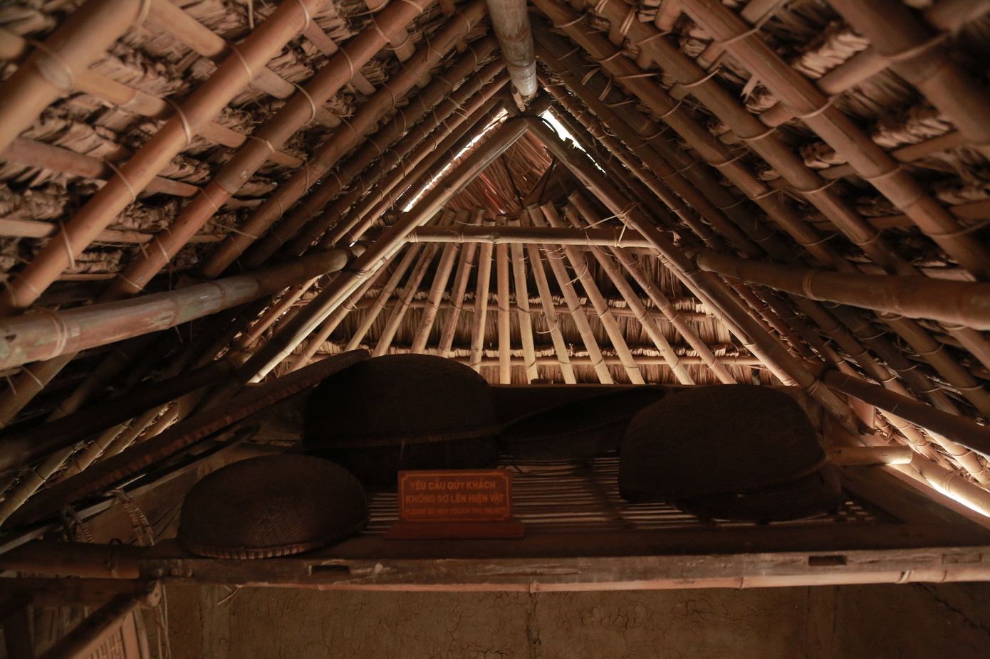 Bình dị kỷ vật trong ngôi nhà tranh thuở ấu thơ của Bác ảnh 8