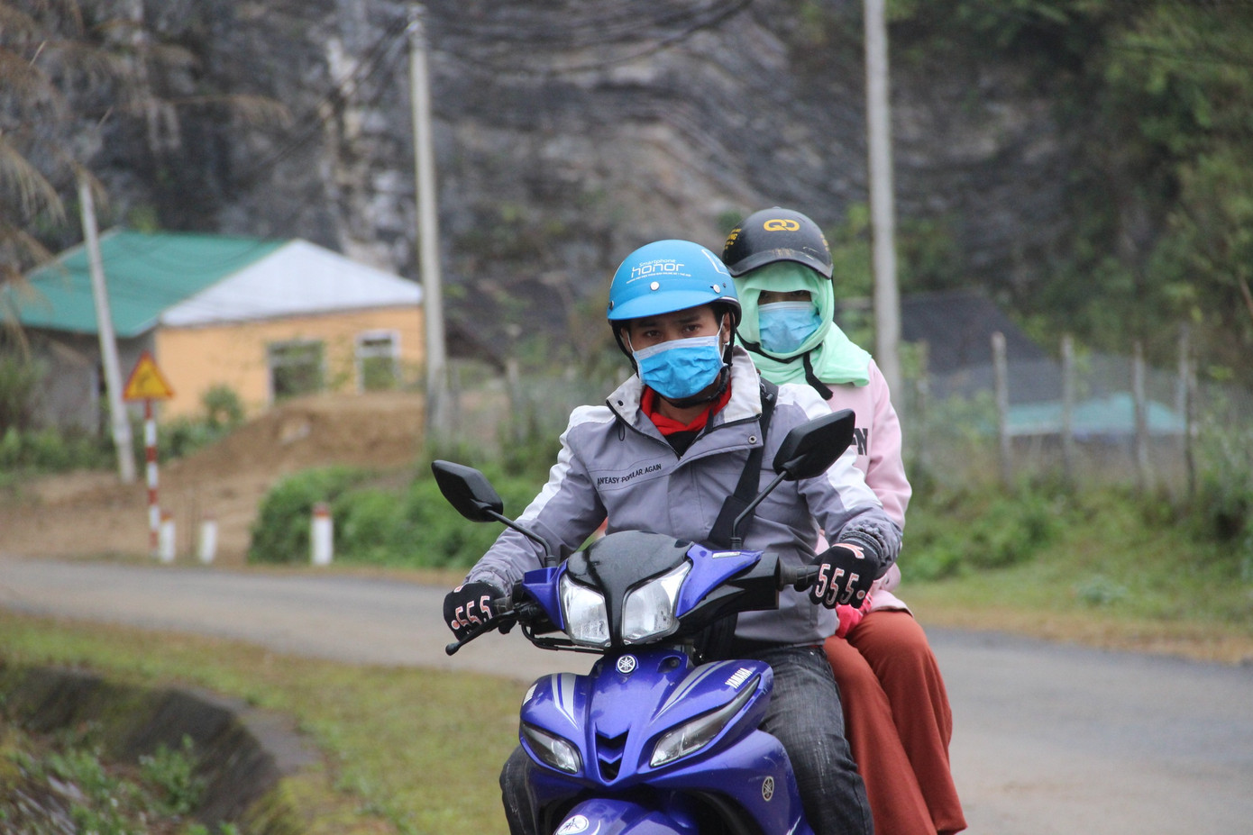 Người dân vùng núi co ro đốt lửa chống rét ảnh 8