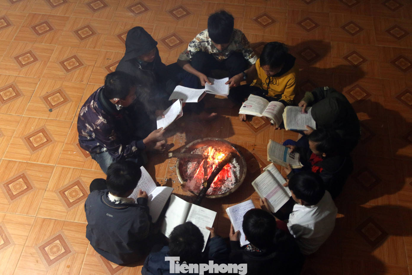 Buốt lạnh vì rét, học sinh miền núi đốt củi sưởi ấm học bài ảnh 5