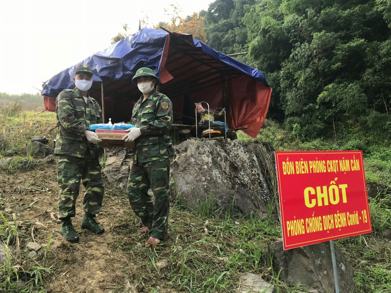 Lính quân hàm xanh trải lá chuối dọn bữa ăn bên suối để chống dịch COVID - 19 ảnh 4