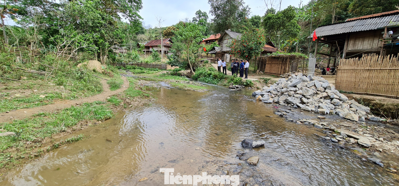 Ước mơ nhịp cầu nâng bước chân em vượt lũ đến trường ảnh 2