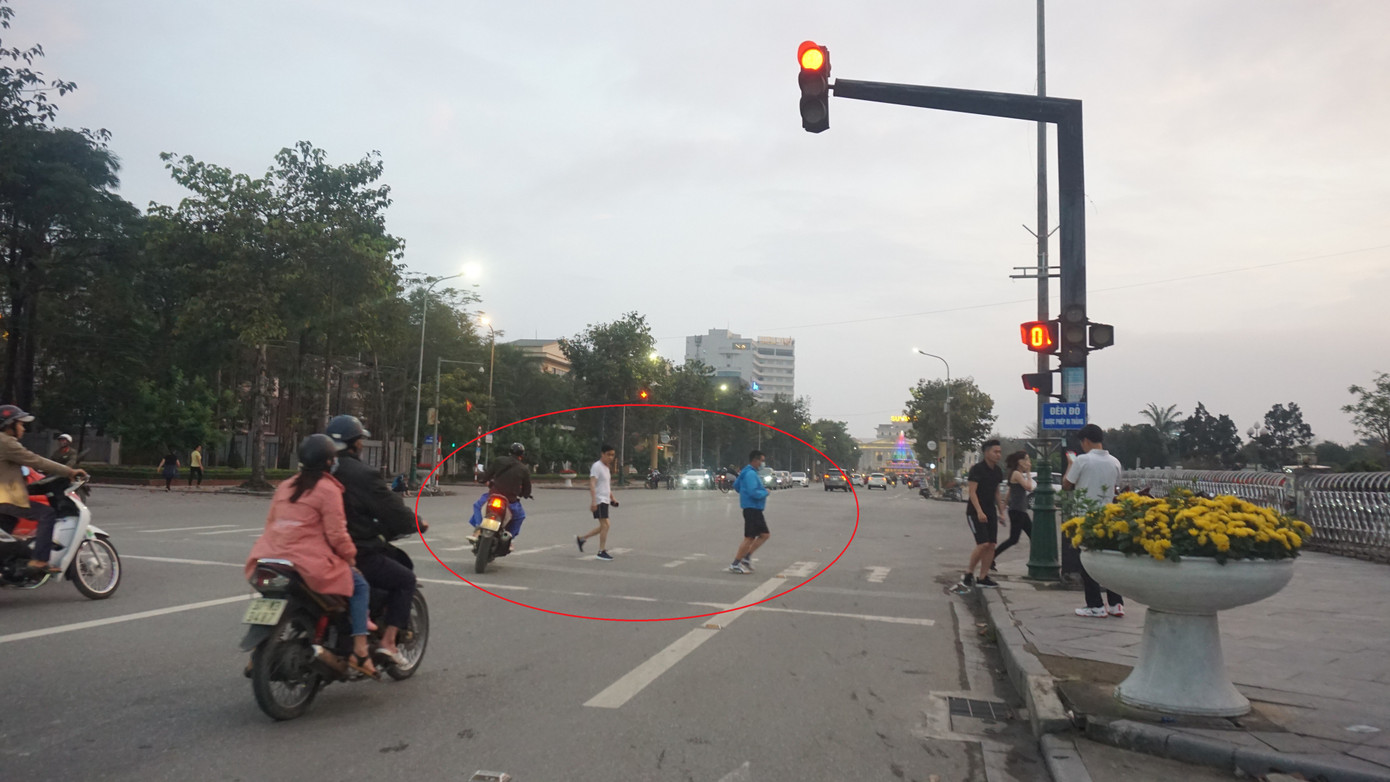 Biển báo 'Đèn đỏ được phép đi thẳng' lộ nhiều bất cập ảnh 2