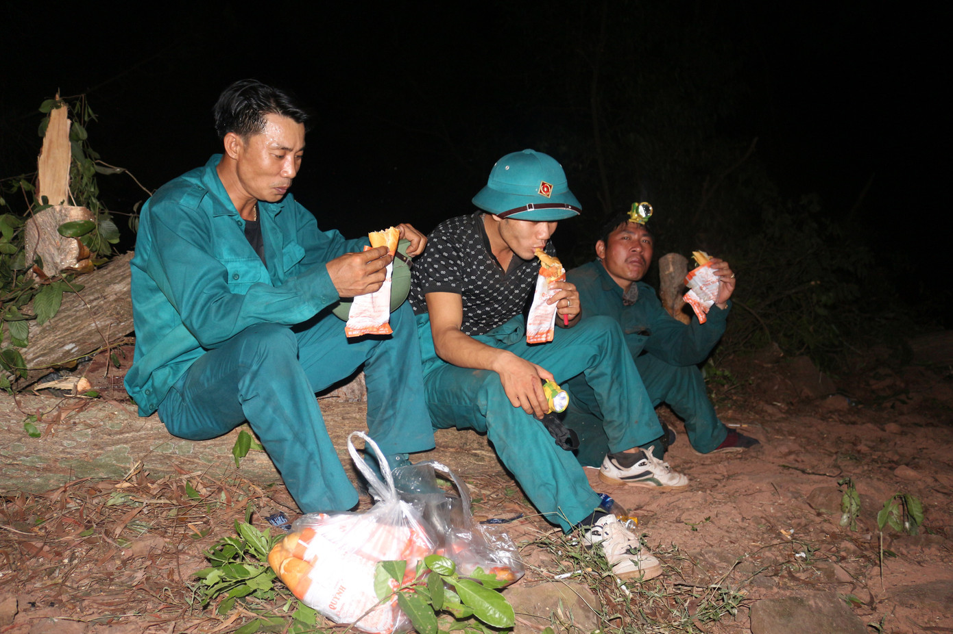 Lên dốc vượt núi tiếp tế lương thực cho lực lượng dập lửa cứu rừng ảnh 14