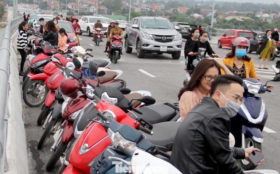 Bất chấp nguy hiểm, người dân đu dây văng trên cầu 950 tỷ đồng để chụp ảnh ảnh 5