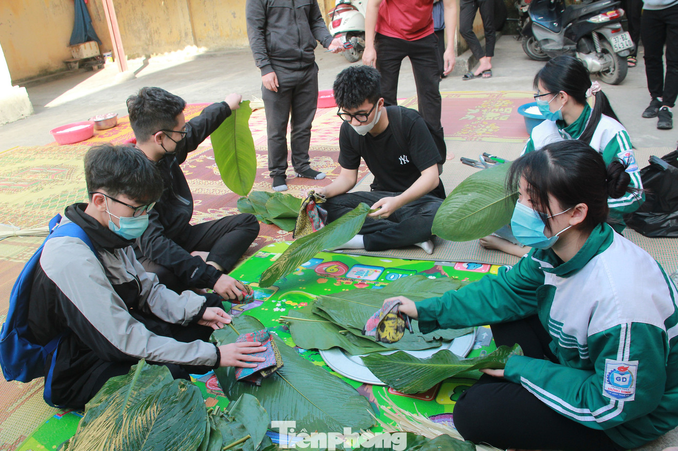 Học sinh Nghệ An mang hương vị tết đến với bệnh nhân nghèo ảnh 3