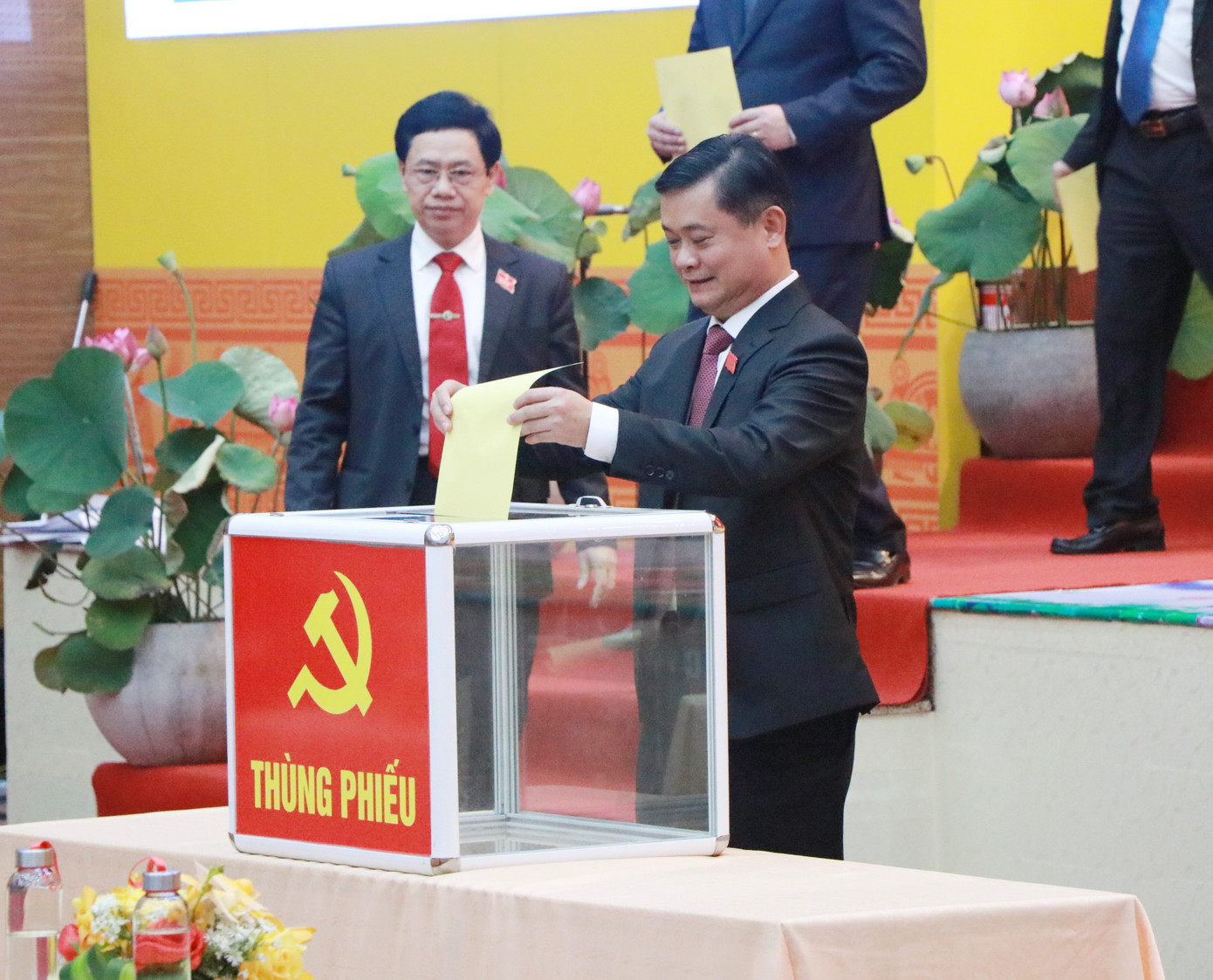 Kết quả bầu Ban Chấp hành Đảng bộ tỉnh Nghệ An khóa 19 ảnh 1