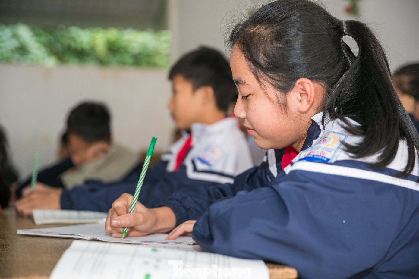 Tường nứt, ngói đổ, thầy trò bỏ lớp ra nhà giữ xe để học ảnh 12