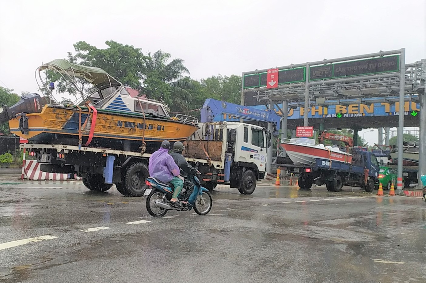 Công an Nghệ An chi viện ca nô cứu dân vùng lũ Hà Tĩnh ảnh 3