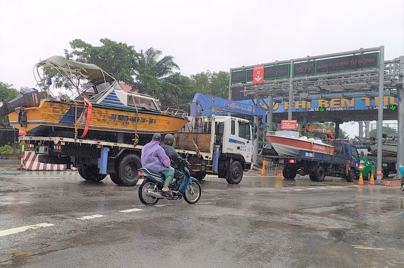 Công an Nghệ An chi viện ca nô cứu dân vùng lũ Hà Tĩnh ảnh 3