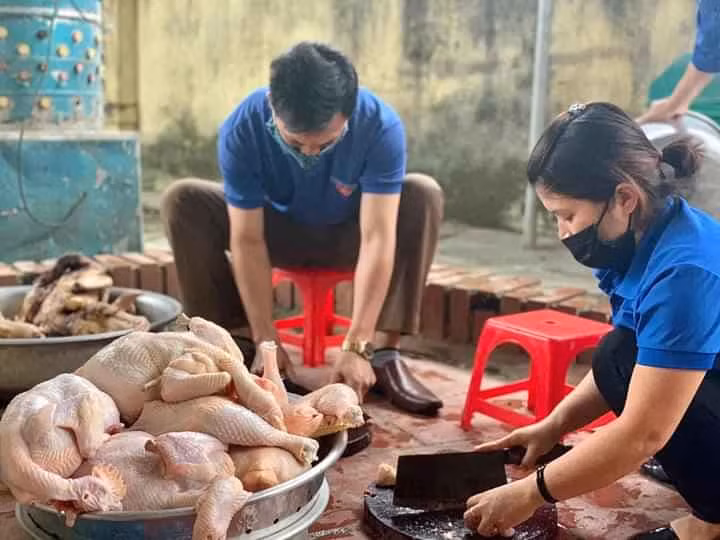 Người dân thâu đêm đỏ lửa luộc bánh chưng gửi vào khu cách ly tập trung ảnh 10