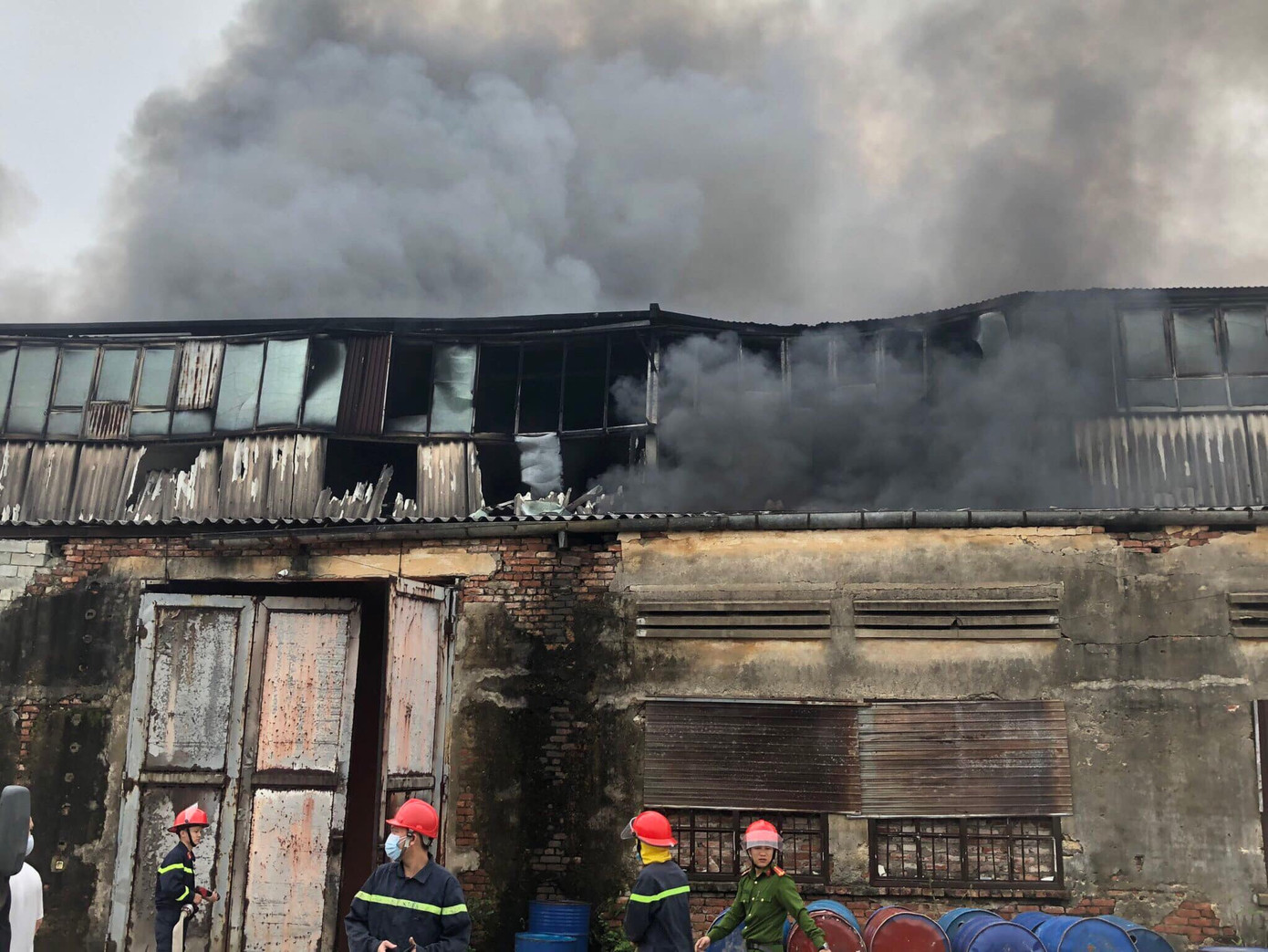 Lửa bùng phát dữ dội tại kho chứa hàng rộng 1.000m2 ảnh 4