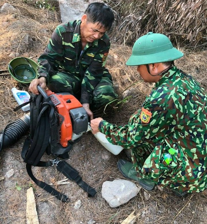 Cận cảnh đám cháy khiến 2.000 người căng mình dập lửa trong đêm ảnh 3