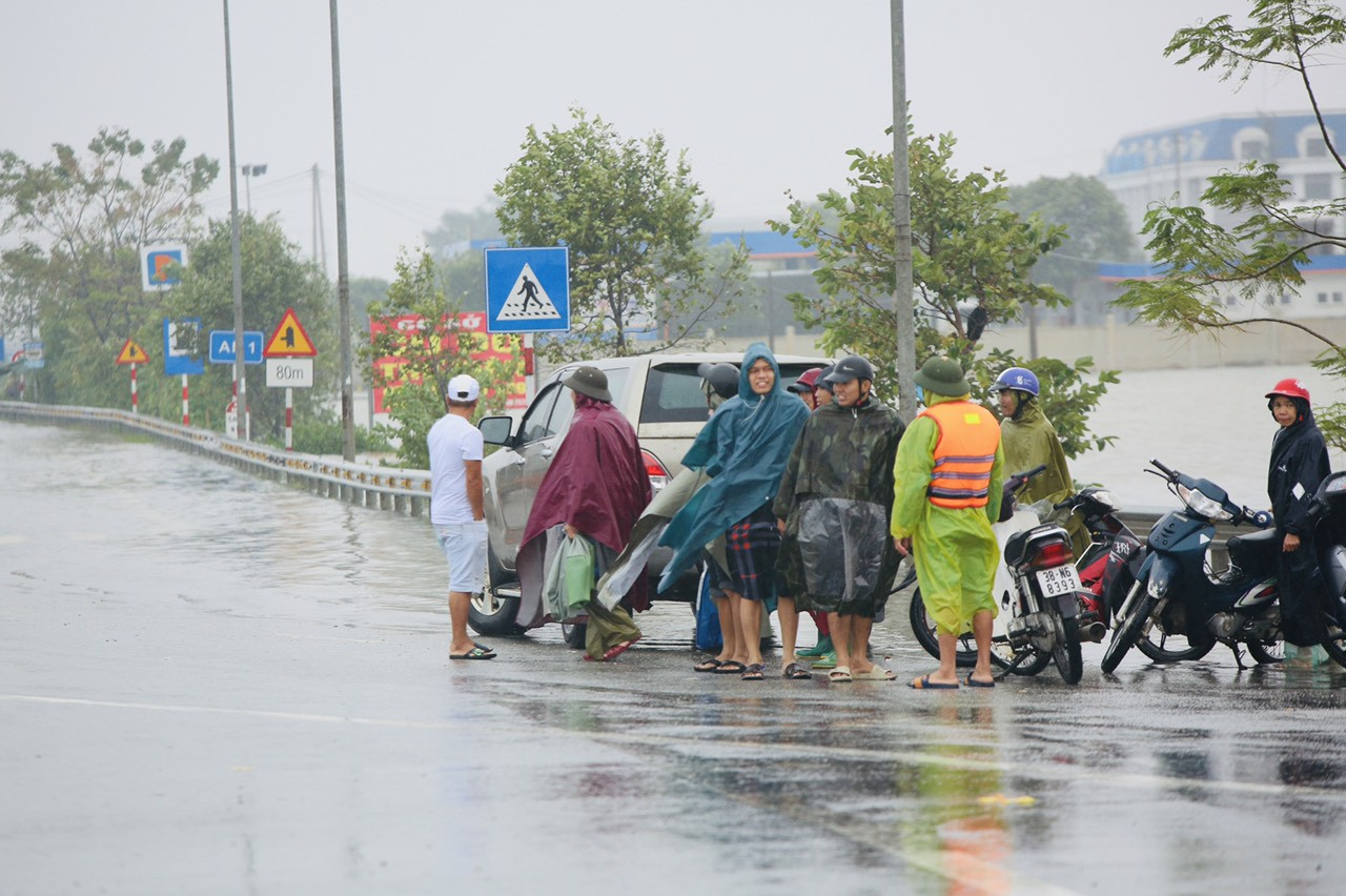 Hàng chục chuyến xe chở hàng cứu trợ đến 'tâm lũ' Hà Tĩnh ảnh 9