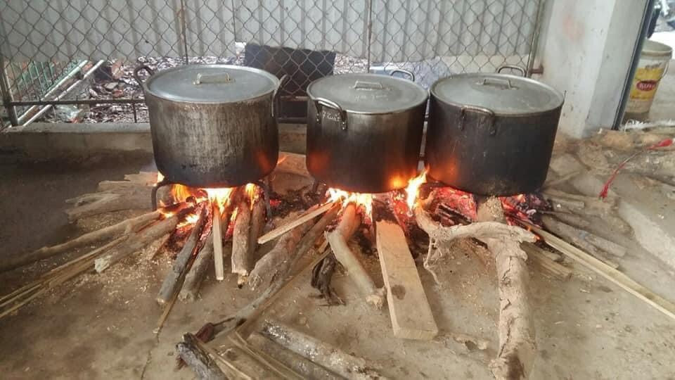 Ấm lòng những nồi bánh chưng cứu đói dân vùng lũ ảnh 12