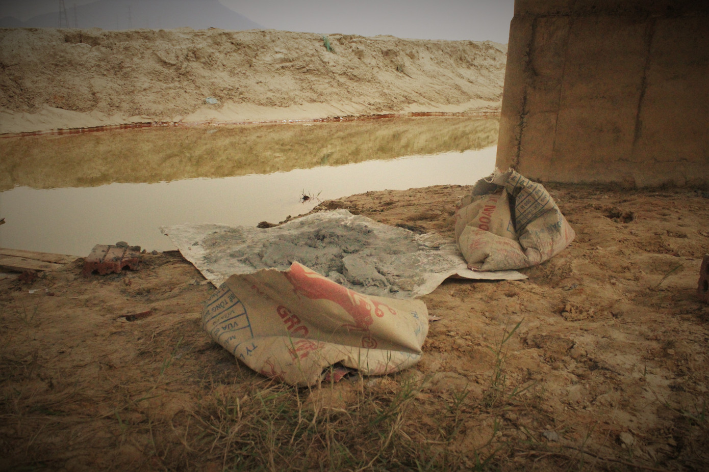 Cận cảnh cầu tiền tỷ bong tróc để lộ xốp, thép hoen gỉ ra ngoài ảnh 14