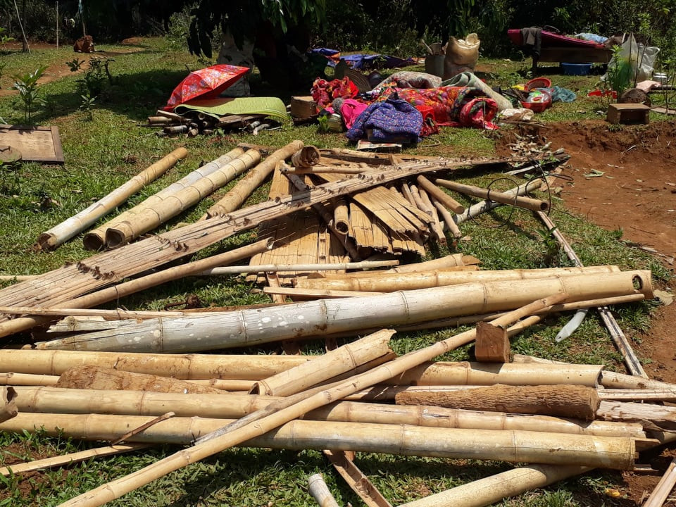 Lốc xoáy cuốn sập nhà, người dân biên giới sống cảnh ‘màn trời chiếu đất’ ảnh 1