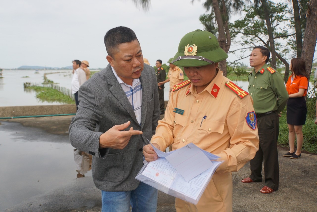 Bí thư Hà Tĩnh tiếp nhận cano cứu hộ, cứu nạn người dân vùng lũ ảnh 4