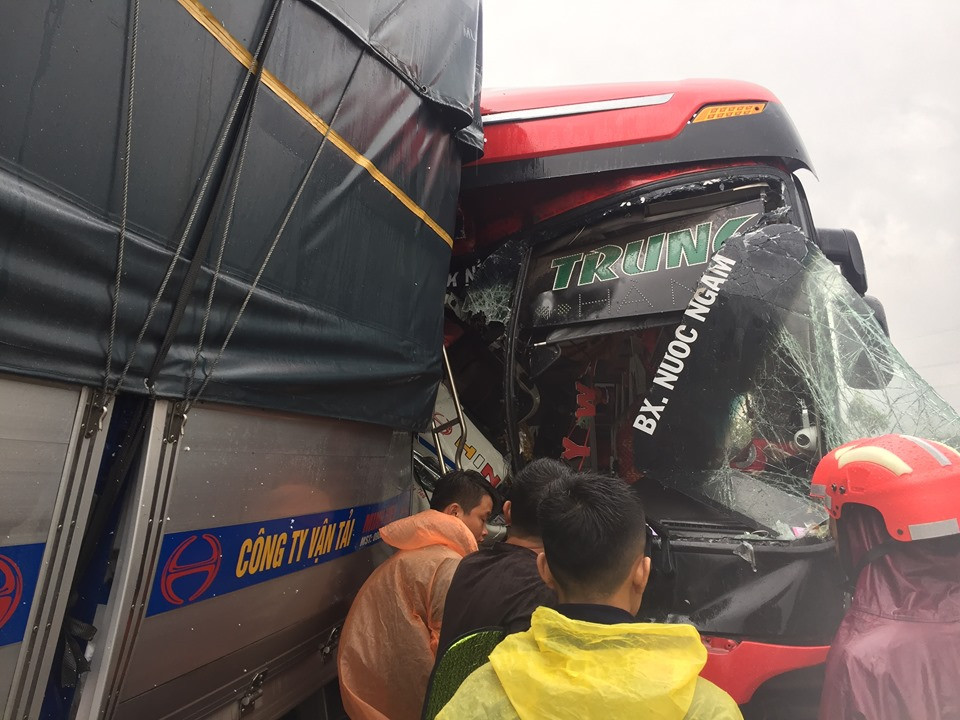 Xe khách đấu đầu xe tải khiến một người chết, hàng chục người bị thương ảnh 1