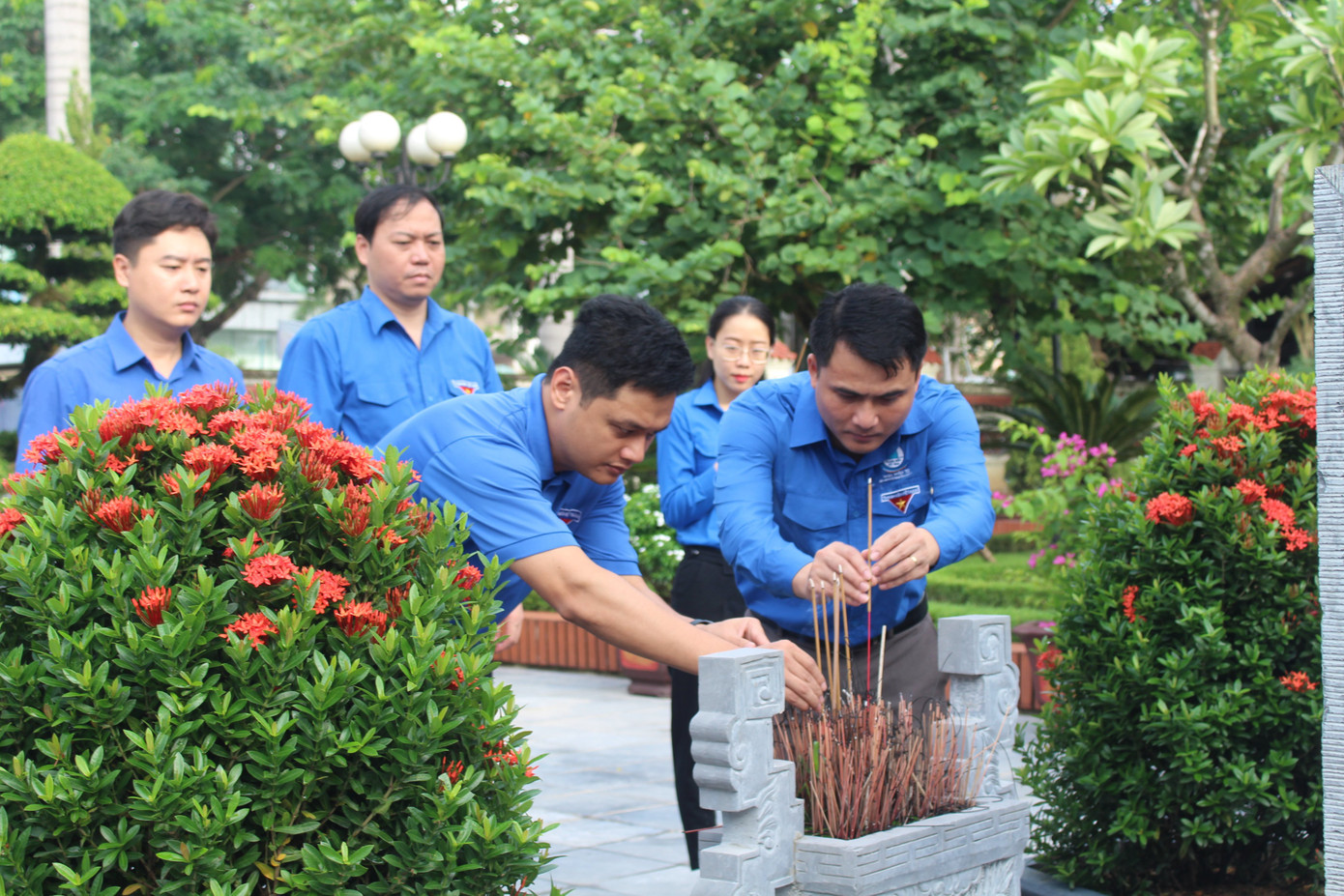 Tuổi trẻ Nghệ An dâng hương, dâng hoa tưởng niệm nhà cách mạng Nguyễn Thị Minh Khai ảnh 5