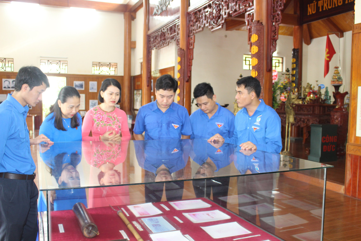 Tuổi trẻ Nghệ An dâng hương, dâng hoa tưởng niệm nhà cách mạng Nguyễn Thị Minh Khai ảnh 6