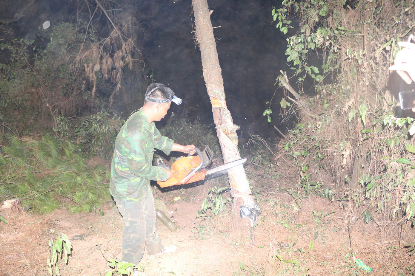 Trắng đêm cắt đường băng ngăn lửa “nuốt” rừng ảnh 11