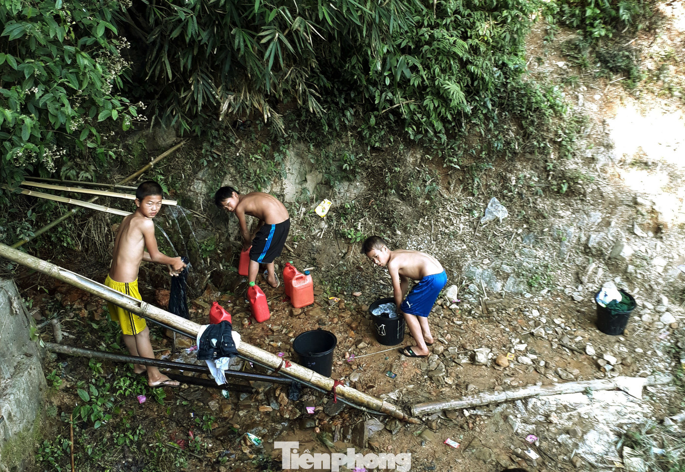 Hạn hán nghiêm trọng, học trò biên giới tan trường lại lặn lội vào rừng tìm nước ảnh 3