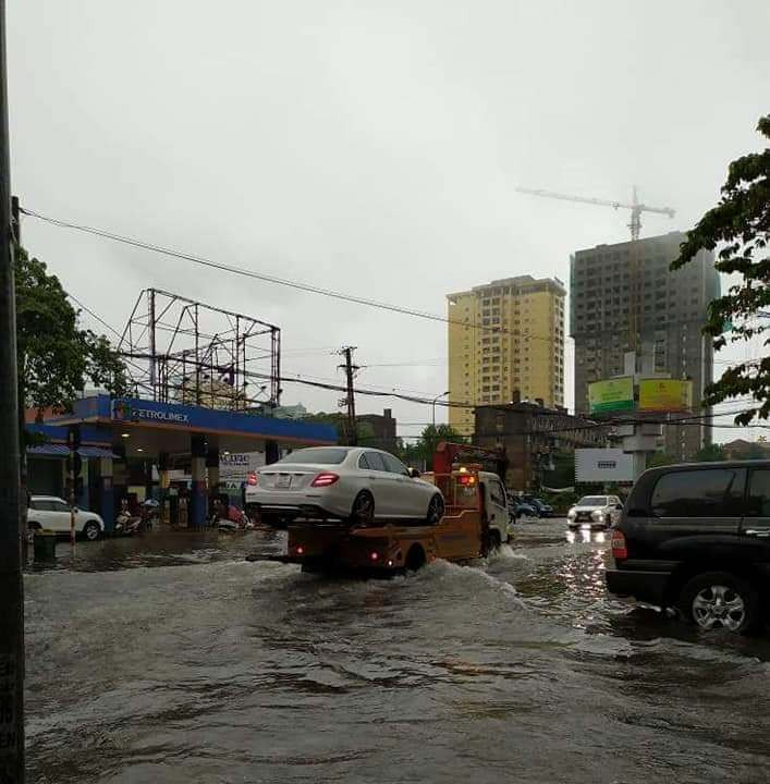 Mưa cực lớn kéo dài ở Nghệ An, đường phố thành 'sông' ảnh 8