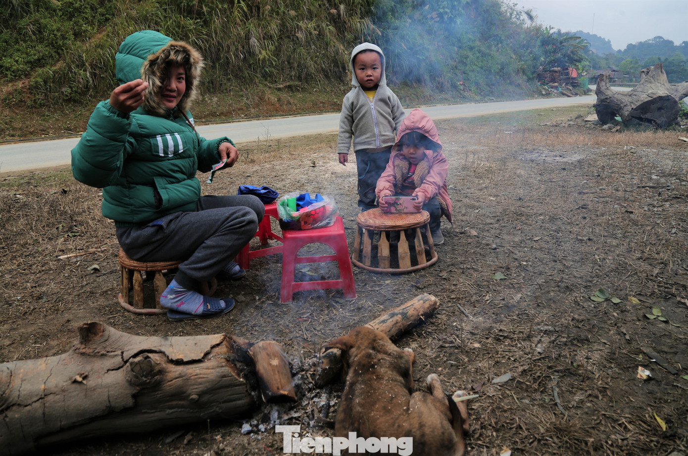 Rét run cầm cập, người dân vùng cao đắp chăn sưởi ấm cho gia súc ảnh 3