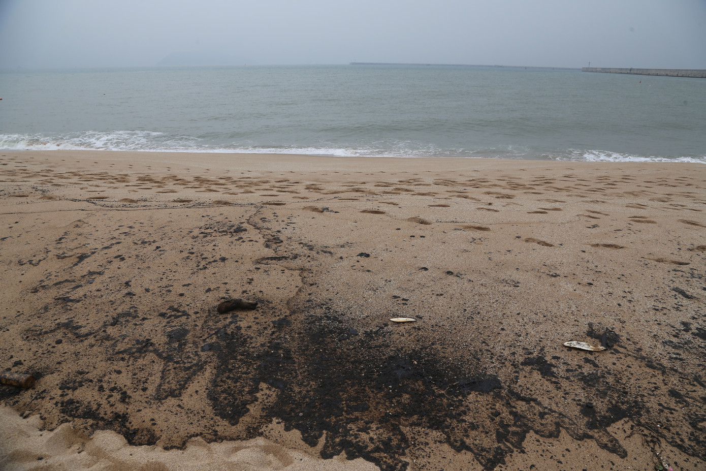 Tàu chở hàng gần 9.000 tấn chìm: Gần 180 tấn dầu sẽ xử lý thế nào? ảnh 1