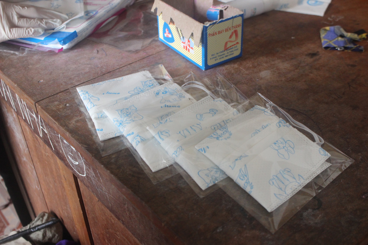 Thanh niên Hà Tĩnh may hàng nghìn khẩu trang phát miễn phí chống dịch Covid-19 ảnh 2