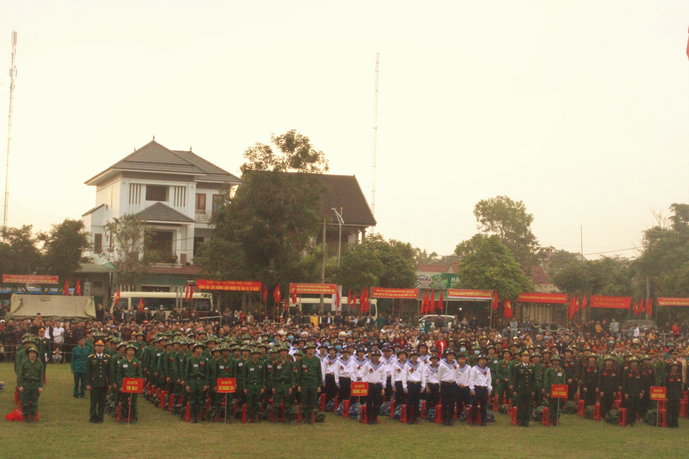 Hơn 1.000 thanh niên Hà Tĩnh lên đường nhập ngũ ảnh 2