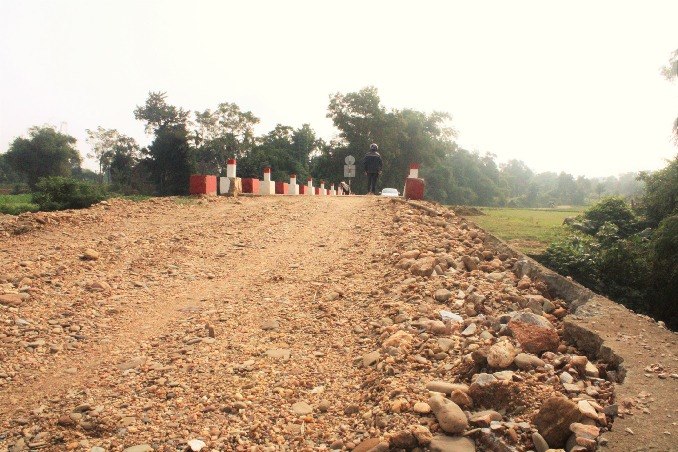 Cầu tiền tỷ vừa sử dụng 1 tháng đã hỏng sau lũ ảnh 8