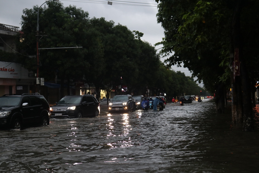 Mưa cực lớn kéo dài ở Nghệ An, đường phố thành 'sông' ảnh 11