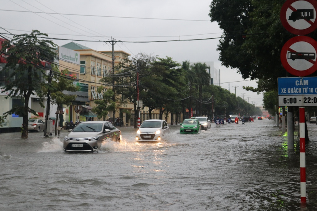Mưa cực lớn kéo dài ở Nghệ An, đường phố thành 'sông' ảnh 5