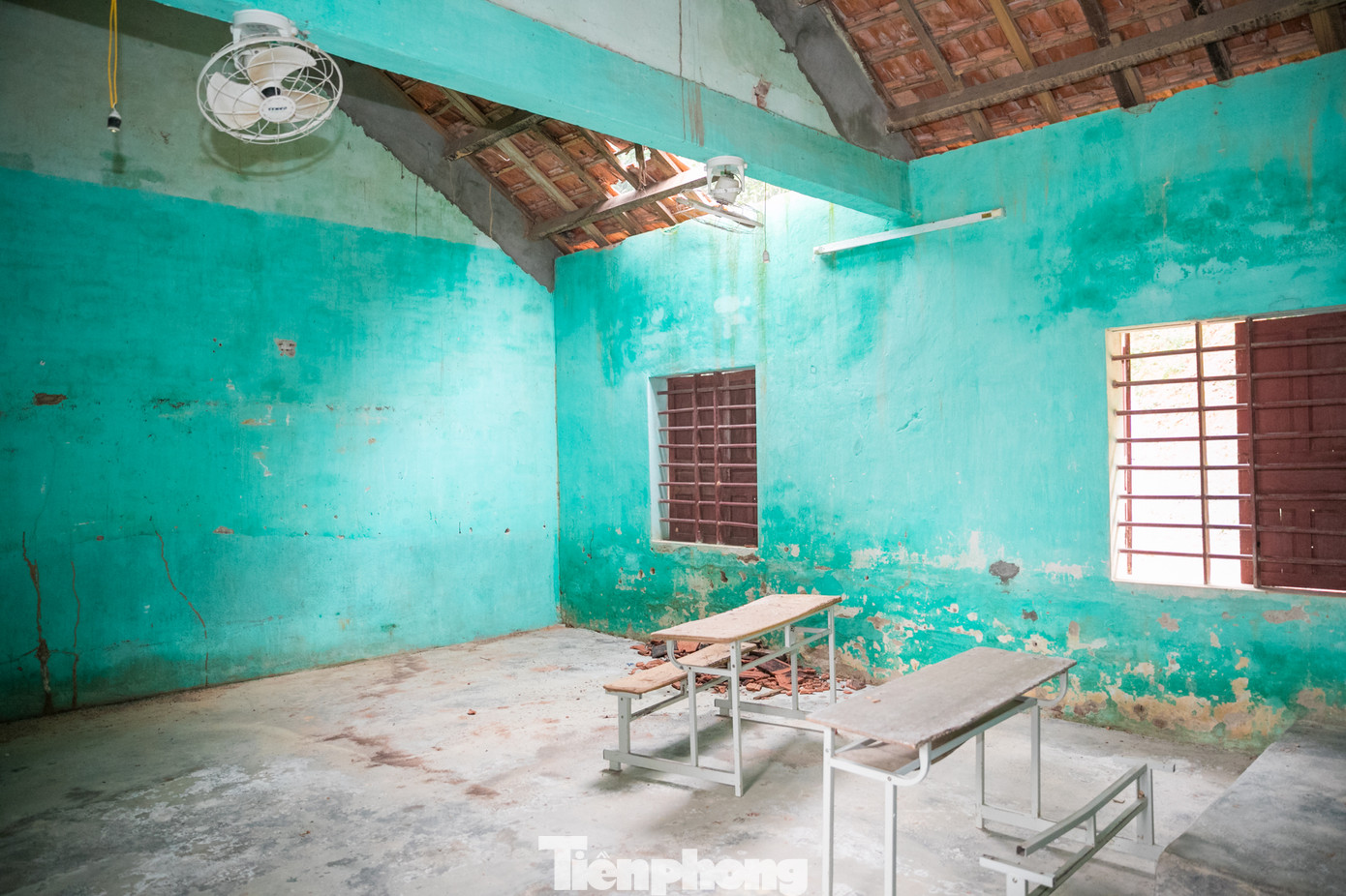 Tường nứt, ngói đổ, thầy trò bỏ lớp ra nhà giữ xe để học ảnh 4