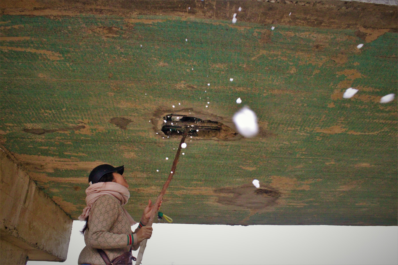 Cận cảnh cầu tiền tỷ bong tróc để lộ xốp, thép hoen gỉ ra ngoài ảnh 7