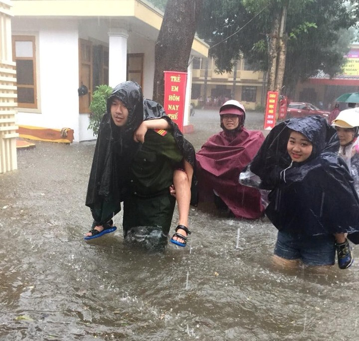 Thanh niên tình nguyện dầm mưa cứu trợ người dân tại rốn lũ chợ Vinh ảnh 5