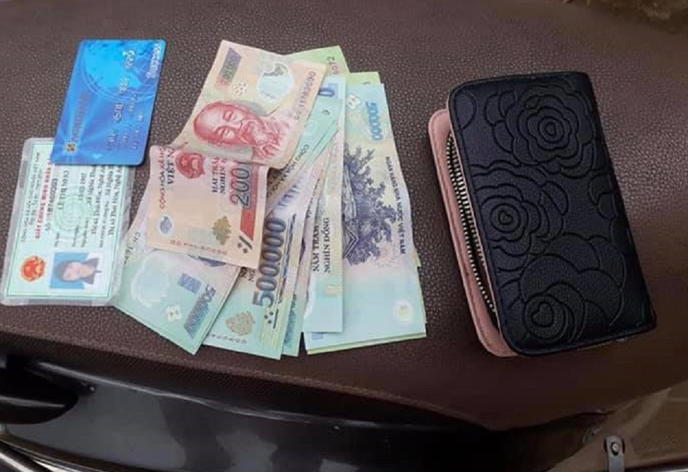 Nữ bí thư đoàn trả ví tiền cho người đánh rơi khi đi tuyên truyền chống dịch ảnh 1