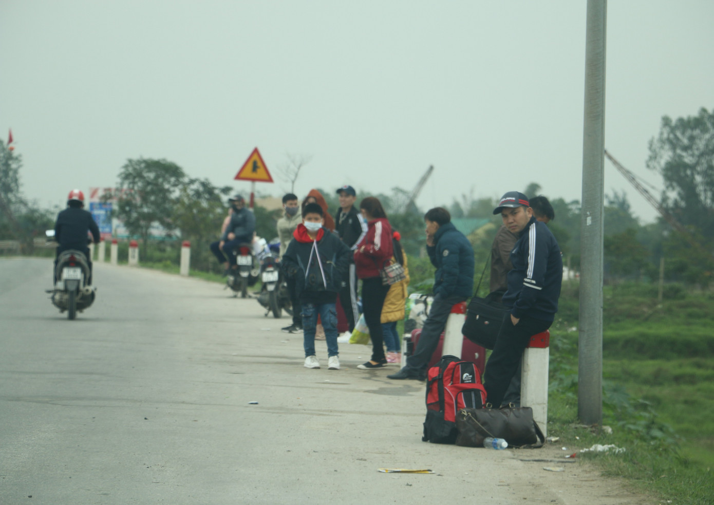 Sau tết, lao động Nghệ An hối hả đón xe vào Nam, ra Bắc ảnh 1