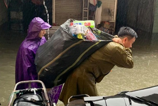 Thanh niên tình nguyện dầm mưa cứu trợ người dân tại rốn lũ chợ Vinh ảnh 3