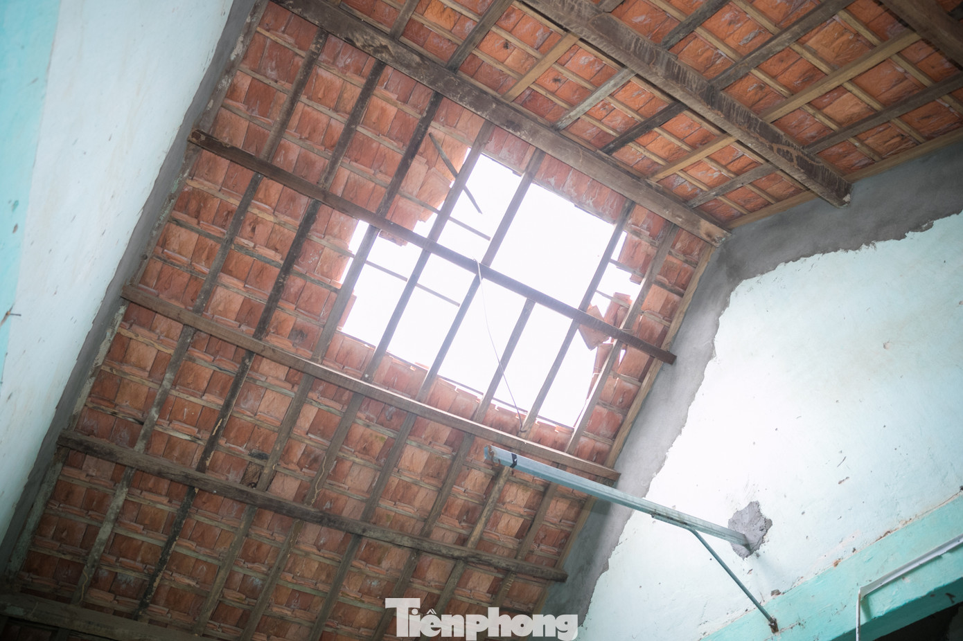 Tường nứt, ngói đổ, thầy trò bỏ lớp ra nhà giữ xe để học ảnh 5