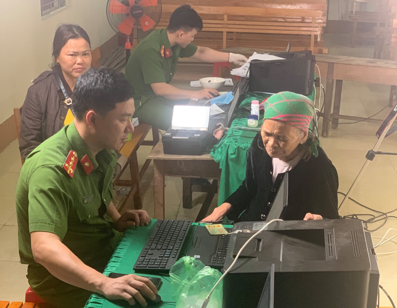 Ăn cháo khuya hồi sức, công an làm thẻ căn cước công dân cho cụ bà 86 tuổi lúc rạng sáng ảnh 1