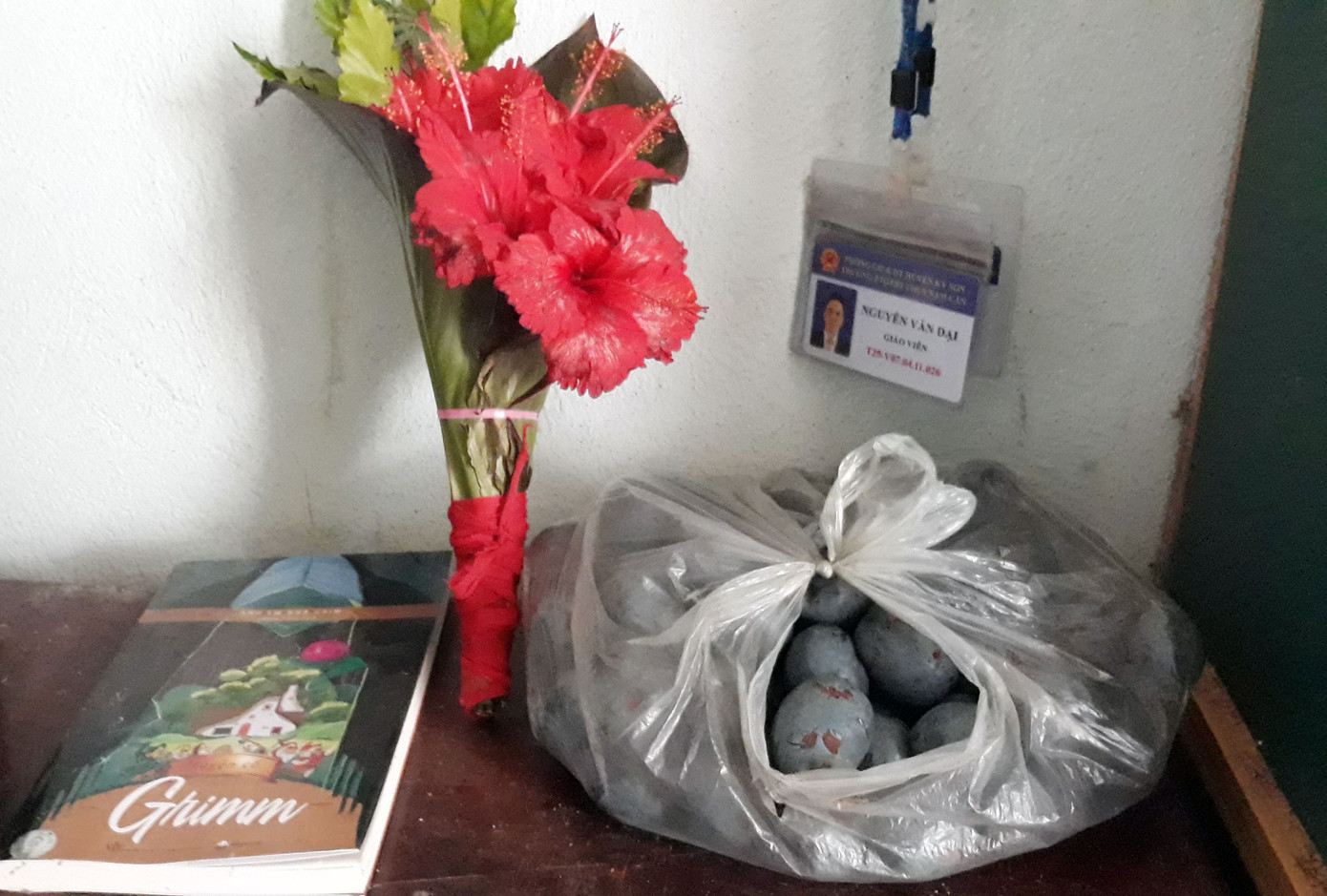 Xúc động học sinh mang hoa rừng, trái dại tặng thầy cô ngày lễ ảnh 7