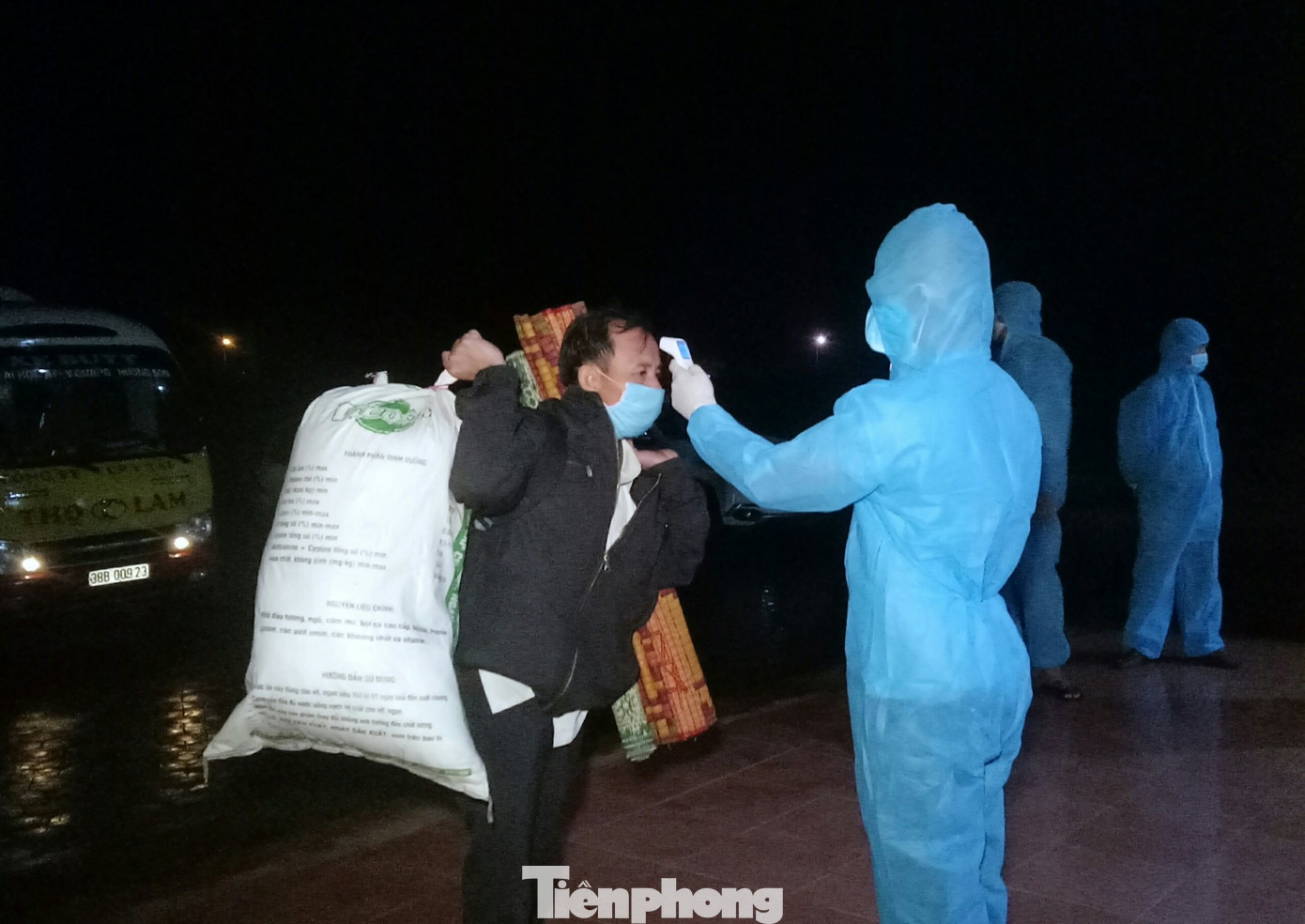 Trắng đêm đón công dân về nước tránh dịch COVID-19 ảnh 2